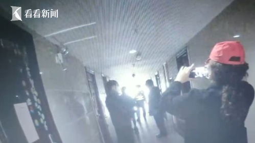 视频疯传!精神病人从医院翻墙出逃 视频疯传!精神病人从医院翻墙出逃