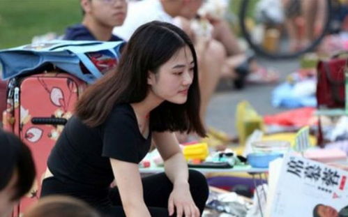 00后女生用胖东来油摆摊月入1万多