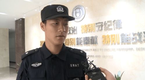 特警队食堂阿姨轻松爬绳惊呆众人 特警队食堂阿姨轻松爬绳惊呆众人