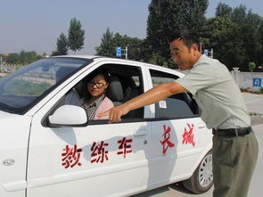 汽车教练一月收入多少钱(汽车教练一月收入概览，多重因素决定收入水平)