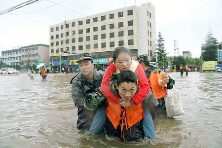 中考赶上暴雨 湖南一学生游泳赶考(中考遇暴雨,湖南一学生游泳赶考,挑战与勇气的交织) 中考赶上暴雨 湖南一学生游泳赶考(中考遇暴雨,湖南一学生游泳赶考,挑战与勇气的交织)