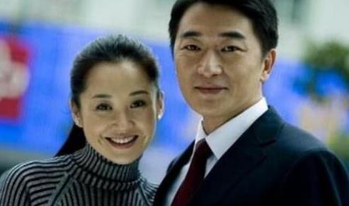 男子婚内转51万给小18岁情人