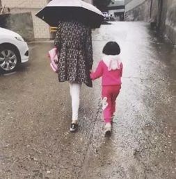台北暴雨：雨伞撑不住 雨衣被吹开