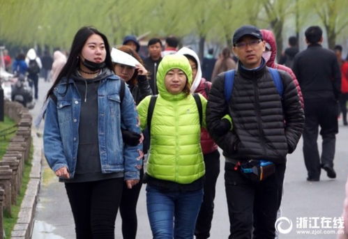 高温下西湖游客“全副武装”