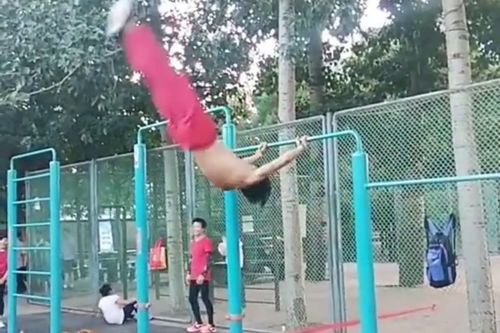 男子用免打孔单杠倒立锻炼摔成脑疝